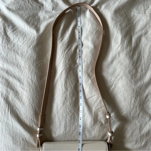 Cream Shoulder Bag with Golden Metal Clasp - Picture 14 of 16